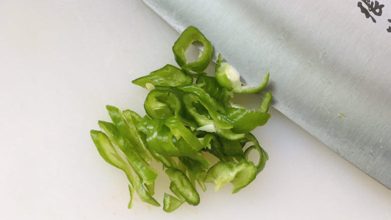 荷兰豆炒香肠,<a style='color:red;display:inline-block;' href='/shicai/ 61'>青椒</a>切丝;