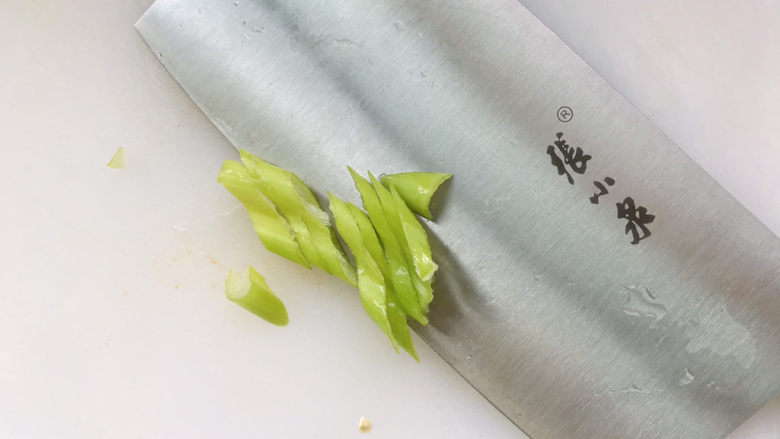 荷兰豆炒香肠,葱段斜切;