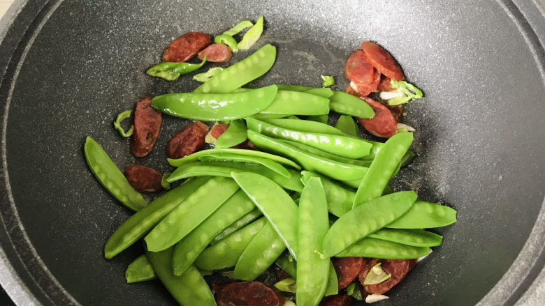 荷兰豆炒香肠,加入焯好的荷兰豆翻炒;