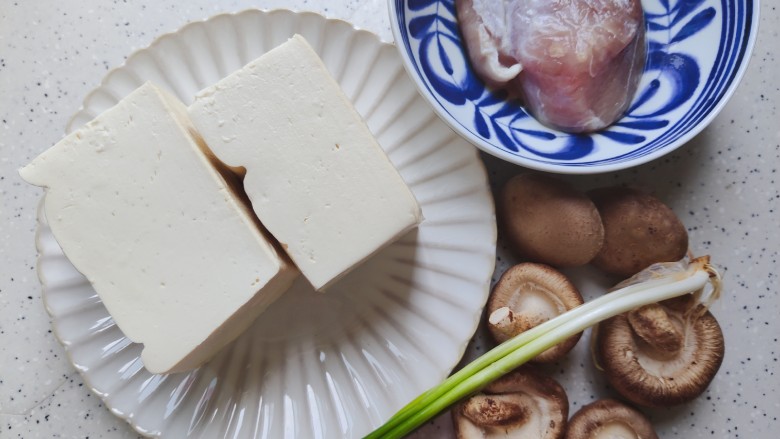 香菇肉末豆腐,首先我们准备好所有食材