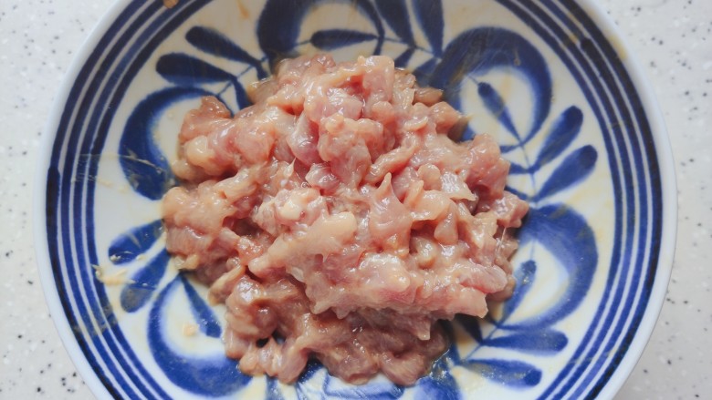 香菇肉末豆腐,抓均匀,腌制备用