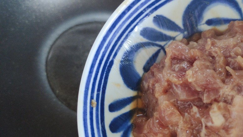 香菇肉末豆腐,待锅内油热,下猪肉末