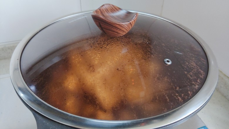 香菇肉末豆腐,盖上锅盖,转小火,焖煮3.4分钟