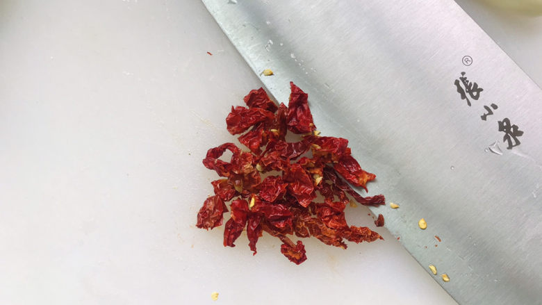洋葱炒猪肝,干红椒切碎;