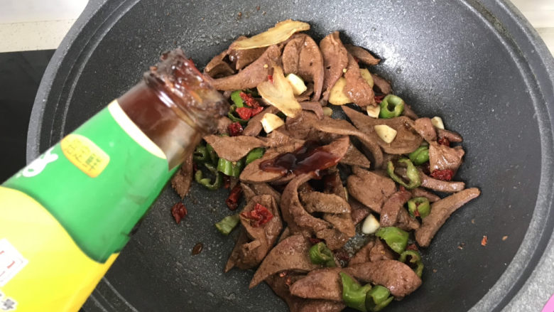 洋葱炒猪肝,倒入适量蚝油去腥提鲜;