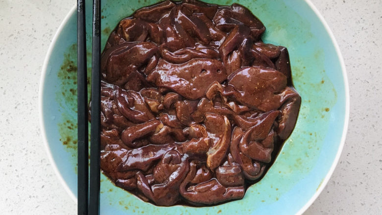 洋葱炒猪肝,搅匀腌制15分钟;