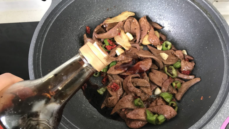 洋葱炒猪肝,再加一点点老抽上色;