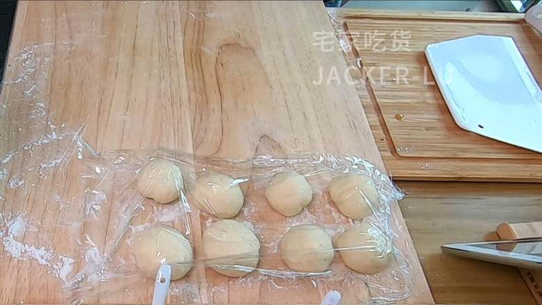 抹茶酥皮面包,表皮酥脆满满黄油味,内里软绵,一口下去满满的幸福感觉。,揉圆后盖上保鲜膜醒10分钟备用。