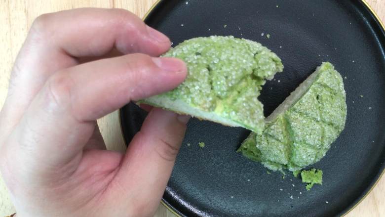抹茶酥皮面包,表皮酥脆满满黄油味,内里软绵,一口下去满满的幸福感觉。,表皮酥脆,满满黄油味。