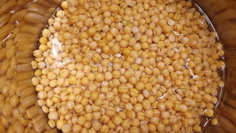 豌豆糕,倒入锅胆里,加豌豆一半的水。