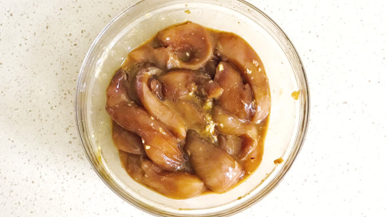 孜然鸡胸肉,搅拌均匀,码放进烤盘里