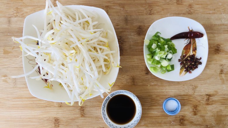 醋溜豆芽,先把需要的食材提前准备好。