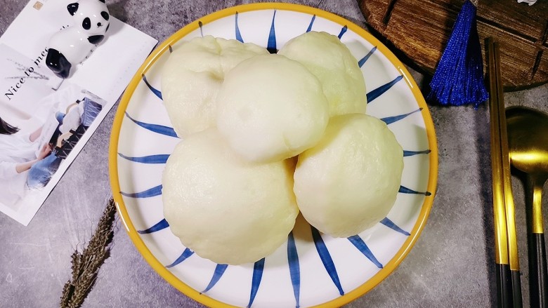 山药馒头,蒸好后不用急着开锅 闷五分钟后再开锅,这样蒸出来的馒头才会蓬松暄软,非常好吃。