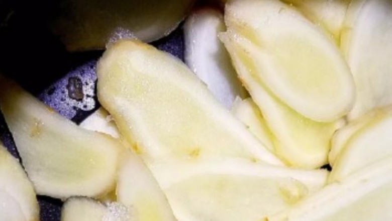 紫苏桃子姜,嫩姜晾干后,切成片加入少许盐腌半小时。