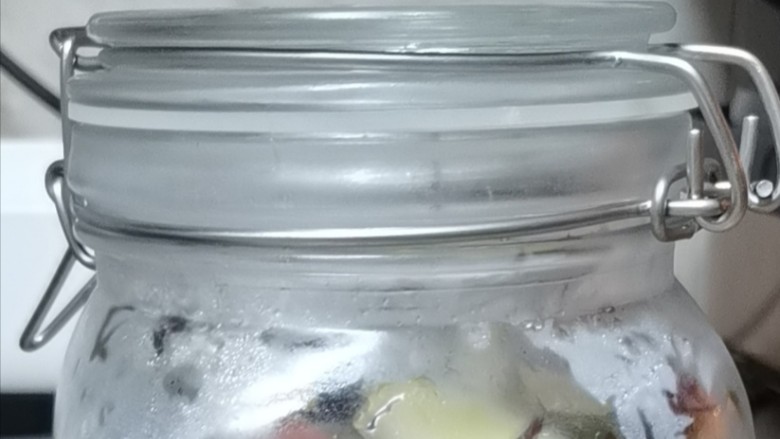 紫苏桃子姜,盖上盖子,密封好。放入冰箱冷藏,2天后就可以吃了。不需要加凉白开,加了盐之后,桃子会出水。