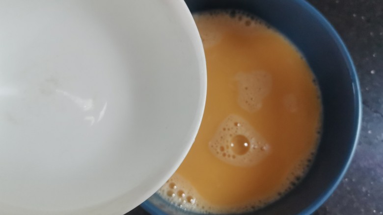 腊肠蒸蛋,加入1.5倍的温水