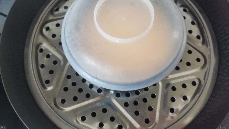 腊肠蒸蛋,盖上盖子或保鲜膜,上锅水开蒸7-8分钟