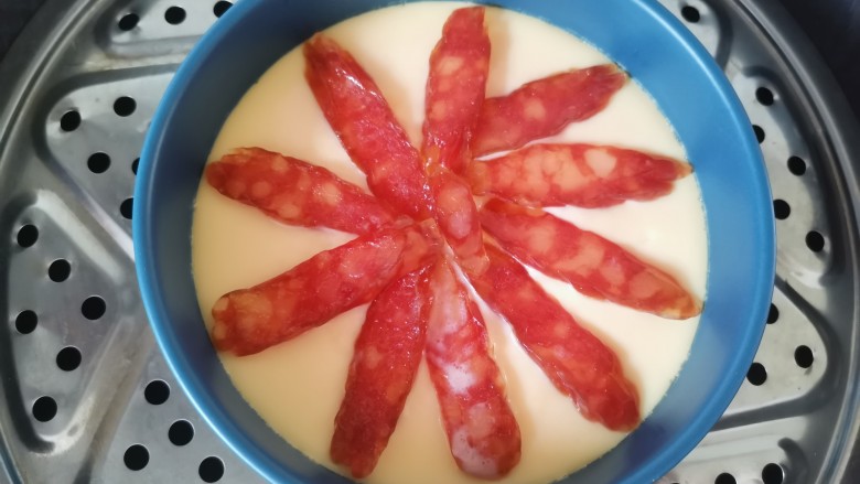 腊肠蒸蛋,轻轻的摆上腊肠,再次蒸7-8分钟