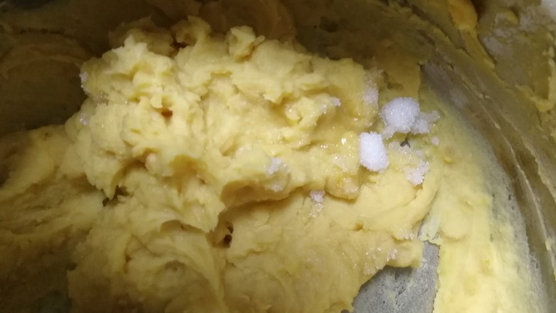 豌豆糕,糖融化豌豆泥会变稀一点,保温档继续保温,木铲翻拌,碾压。