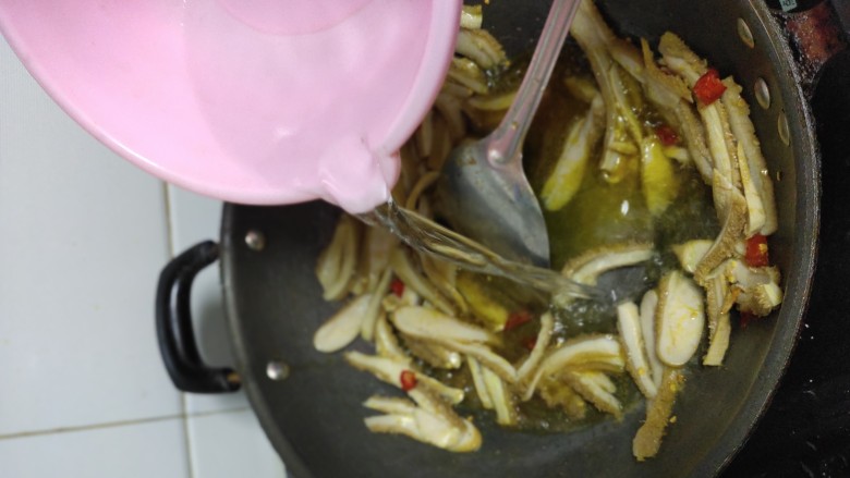丝瓜牛肚子,倒入适量的水,没过牛肚子就可以