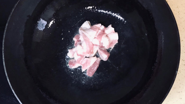海鲜豆角焖面,起油锅,加入五花肉