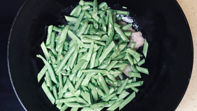 海鲜豆角焖面,投入豆角,翻炒