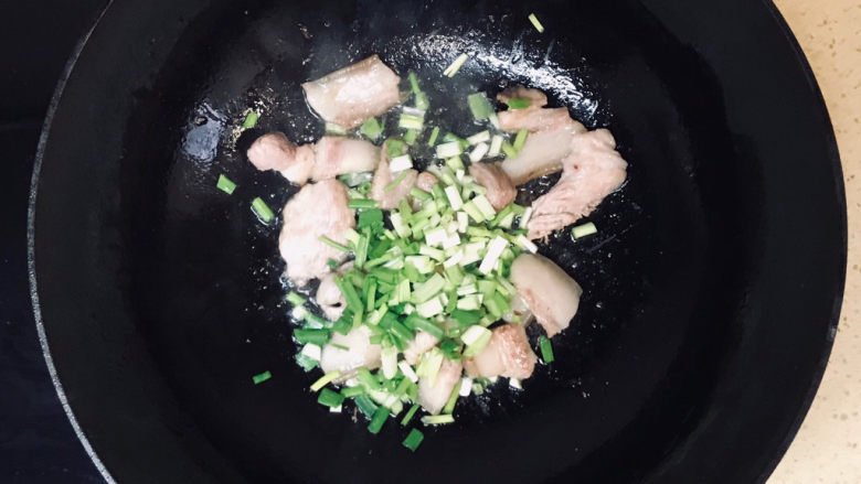 海鲜豆角焖面,看到白猪肉变色,基本熬到位后,加入葱花,煸炒出葱香