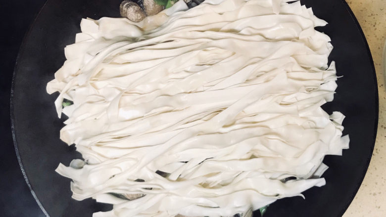 海鲜豆角焖面,期间,根据液体量,不间断地将花蛤汤淋上去