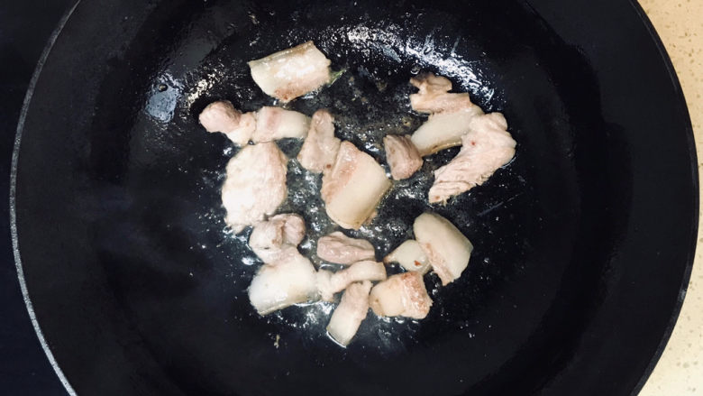 海鲜豆角焖面,转小火,慢火熬猪油,尽量将白猪油熬出来