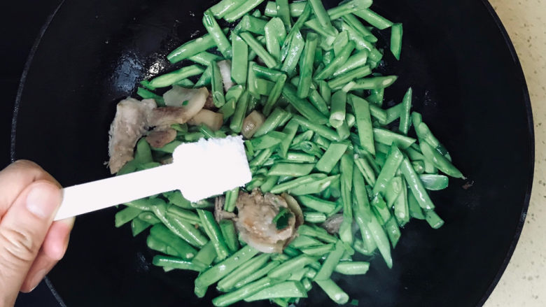 海鲜豆角焖面,一直炒至豆角变色,撒上盐调味