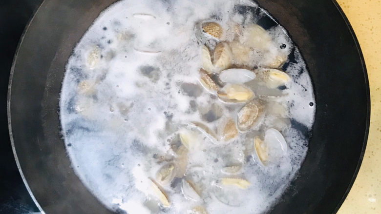 海鲜豆角焖面,大火煮开,看到花蛤张嘴立即关火