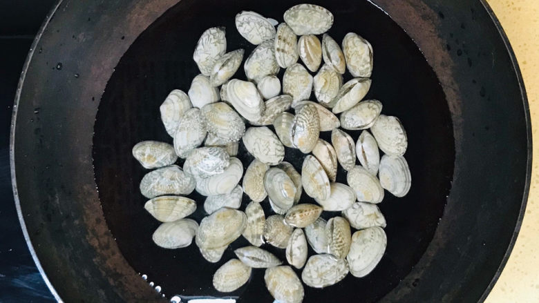 海鲜豆角焖面,锅里加冷水,将洗净的花蛤扔进去