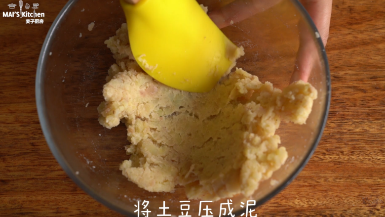 免炸薯片,食物要给宝宝健康的,加入盐和<a style='color:red;display:inline-block;' href='/shicai/ 744'>五香粉</a>,压成泥。