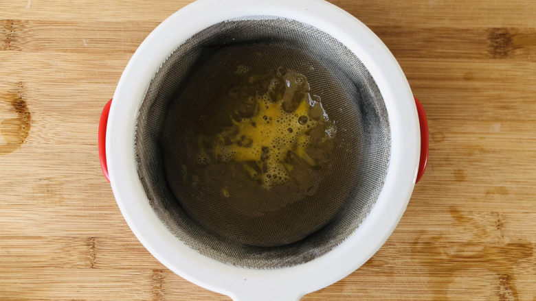 腊肠蒸蛋,搅打好的蛋液过筛,这样蒸出来的鸡蛋羹会更细腻,吃起来口感更好。