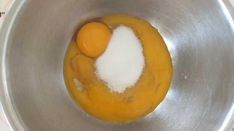 巧克力戚风蛋糕,3、蛋黄加细砂糖拌匀。