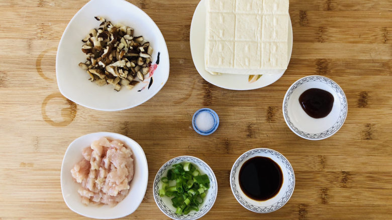 香菇肉末豆腐,先把需要的食材提前准备好。