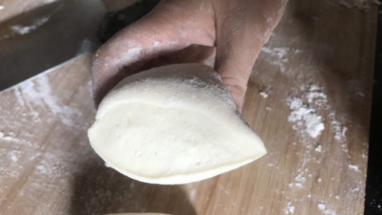 山药馒头,把面从盆里取出揉面排气,一手用手掌根的力由外缘向中间折过来,另一个手转动面团,如此反复揉折面团,揉到面团光滑,切开无气孔
