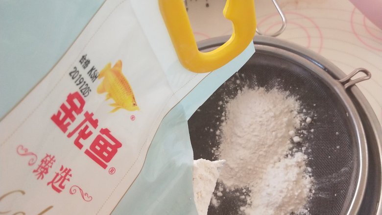 巧克力戚风蛋糕,6、加入过筛的金龙鱼臻选蛋糕专用粉拌匀。