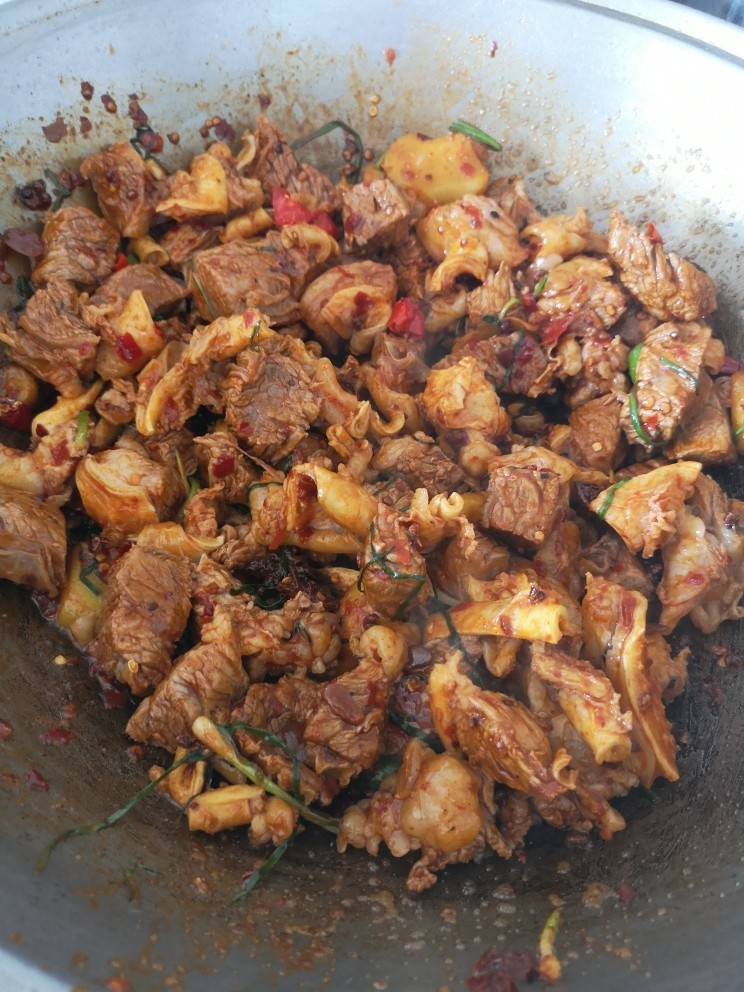 香辣牛腩,下牛腩,翻炒均匀,加入料酒<a style='color:red;display:inline-block;' href='/shicai/ 692'>酱油</a>
