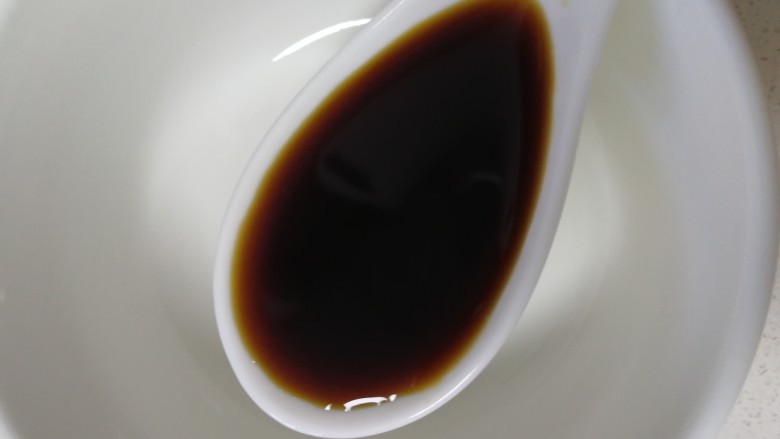 醋溜豆芽,炒豆芽要急火,先调一下料汁,1汤匙醋。
