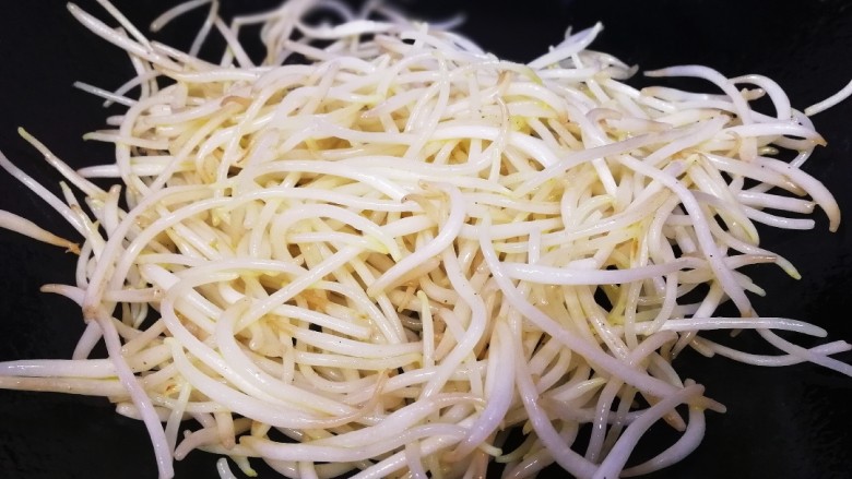 醋溜豆芽,转急火,快速翻炒1分钟。