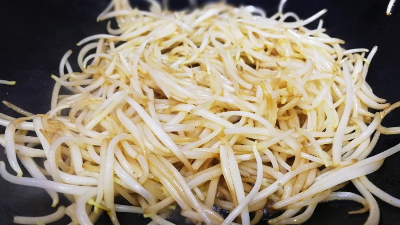 醋溜豆芽,急火翻炒半分钟,烹出醋香味,