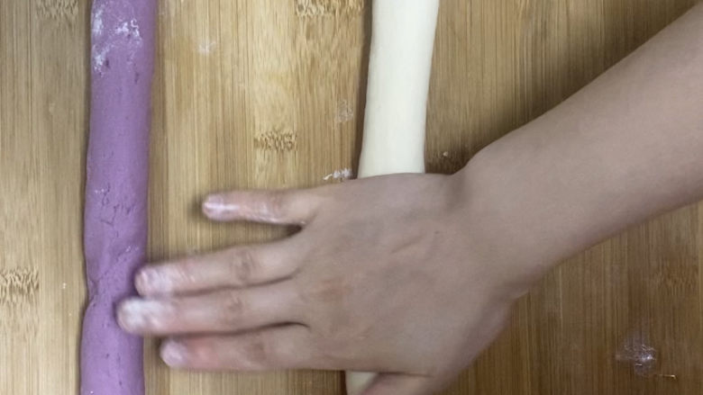 紫薯玫瑰花馒头,同样,白面团也是一样的