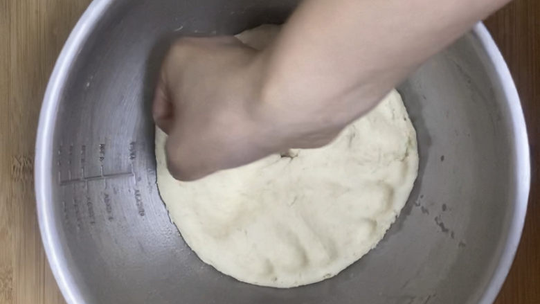 紫薯玫瑰花馒头,用手轻轻按压排气