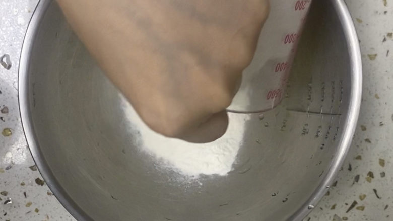 紫薯玫瑰花馒头,接下来准备白面团,加入200g面粉