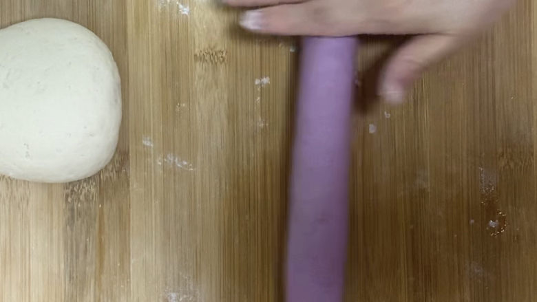 紫薯玫瑰花馒头,滚成长条,粗细的话直径大概5cm