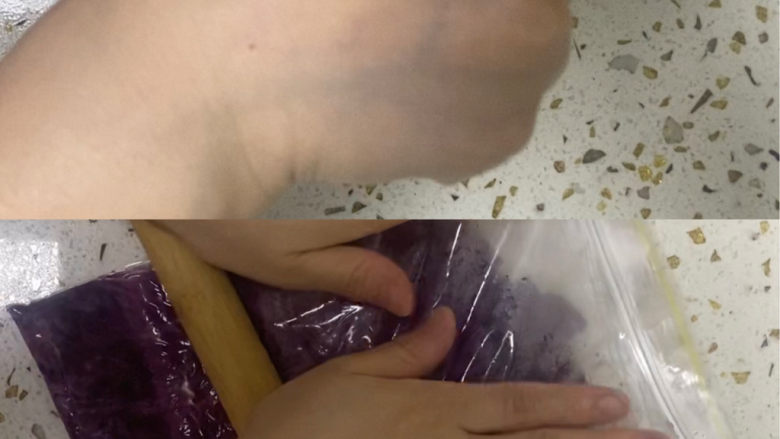 紫薯玫瑰花馒头,蒸熟的紫薯放进保鲜袋里,用擀面杖擀至没有颗粒