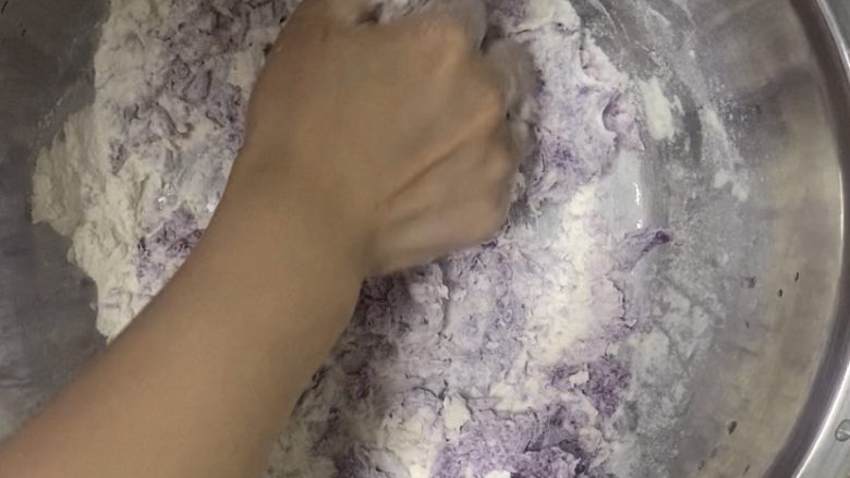 紫薯玫瑰花馒头,揉成絮状,