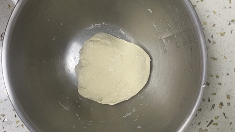 紫薯玫瑰花馒头,再额外多次少量得加入50g温水揉成光滑面团,大家根据手感来判断,和好的面团发酵2个小时
