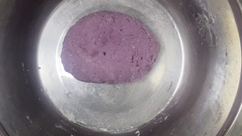 紫薯玫瑰花馒头,加完酵母水,额外的多次少量再加入大概20g水差不多就可以了,具体水量还要看大家买的紫薯品种,和好的面团发酵2个小时
